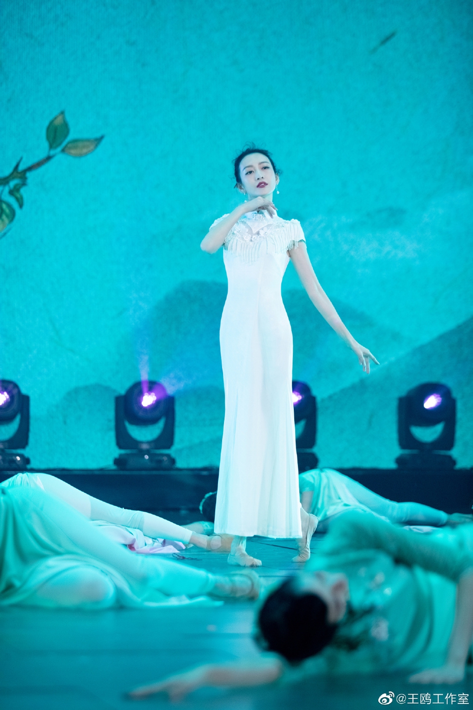 组图:王鸥着一袭白色旗袍领舞 身姿婀娜气质端庄优雅