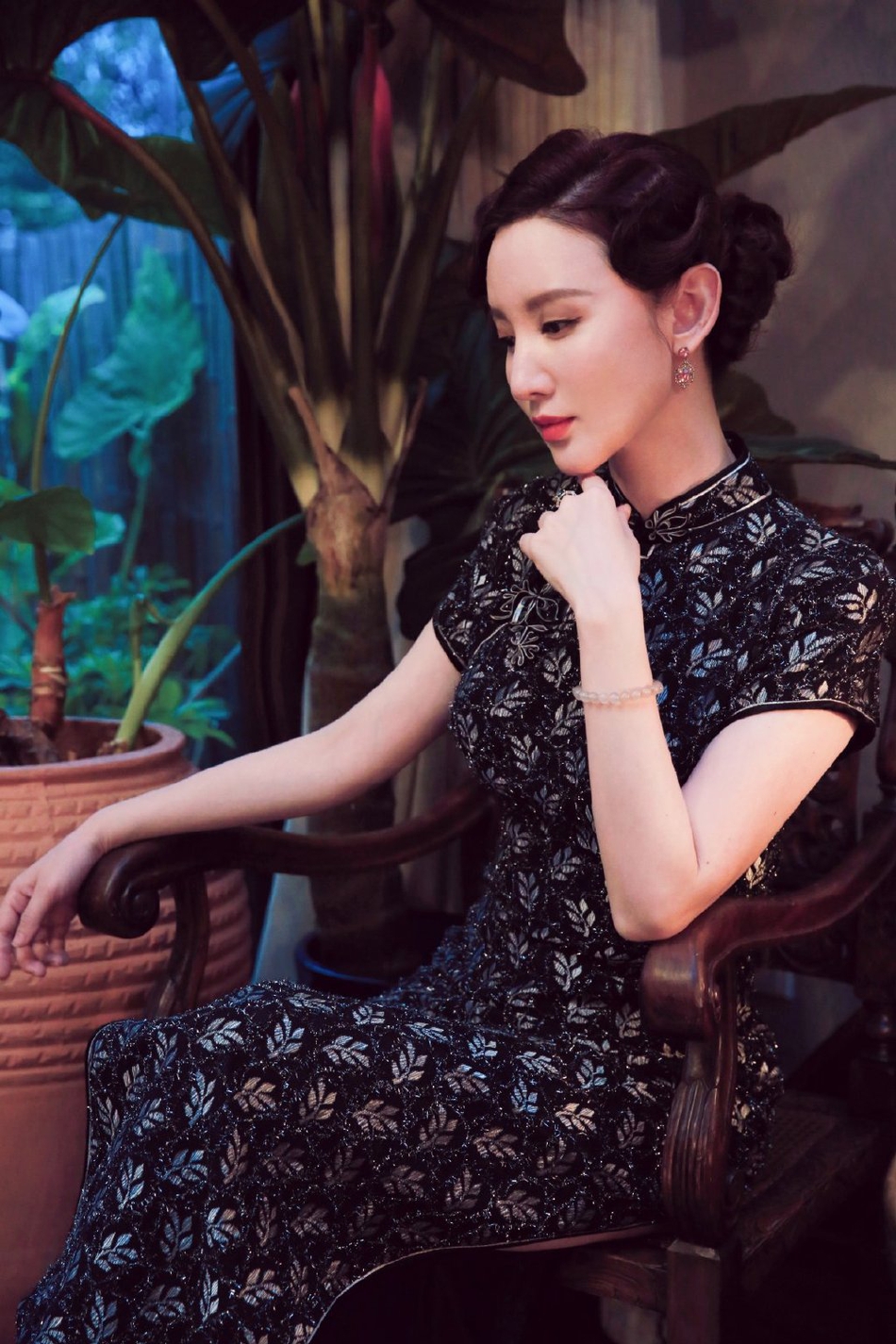 组图:张萌旗袍造型曝光身姿婀娜 手持摇扇气质端庄优雅