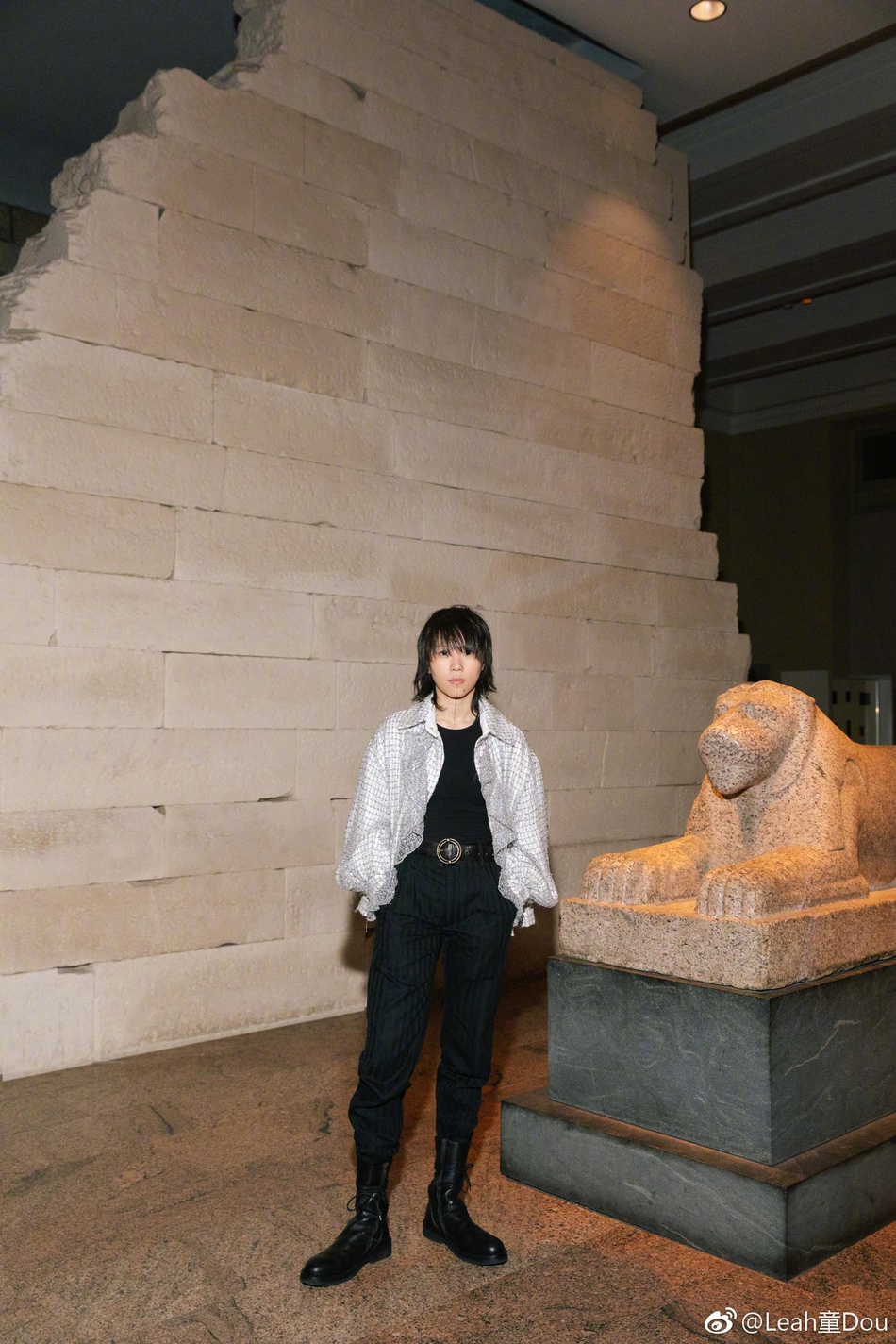 组图:窦唯二女儿窦佳嫄晒素颜自拍 中性造型超像姐姐窦靖童_高清图集