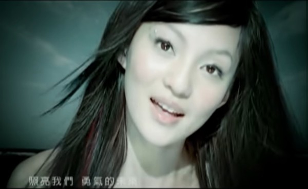 組圖：張韶涵重演《歐若拉》mv 時隔17年笑容依舊甜美