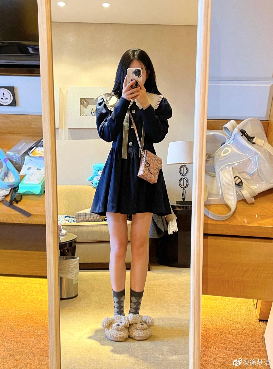 组图:徐梦洁晒春日穿搭照 对镜子自拍少女感十足