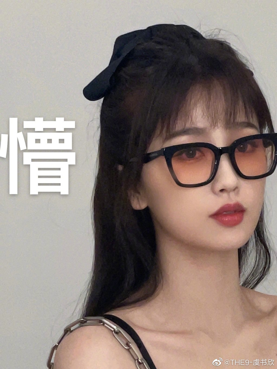 组图虞书欣晒自拍自称横店千颂伊对镜头眨眼俏皮可爱