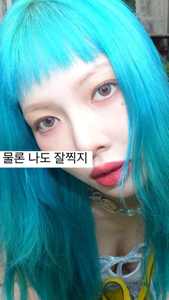 組圖：泫雅晒近照身穿亮色抹胸 藍髮造型可愛活潑