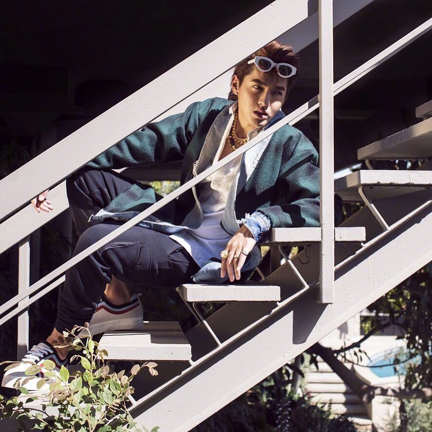 组图:吴亦凡封面大片眼神犀利轮廓分明 戴金项链嘻哈范十足