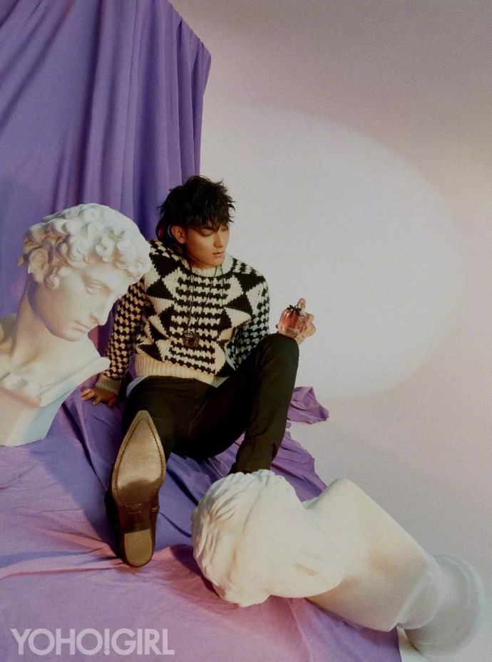 组图:黄子韬最新杂志大片发型酷炫不羁 "一耳八钳"潮范足