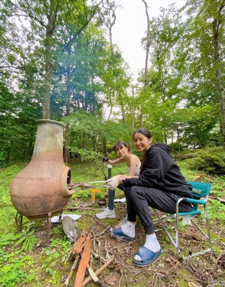 组图：木村拓哉长女晒与妹妹合照 姐妹俩坐树林里生火超接地气