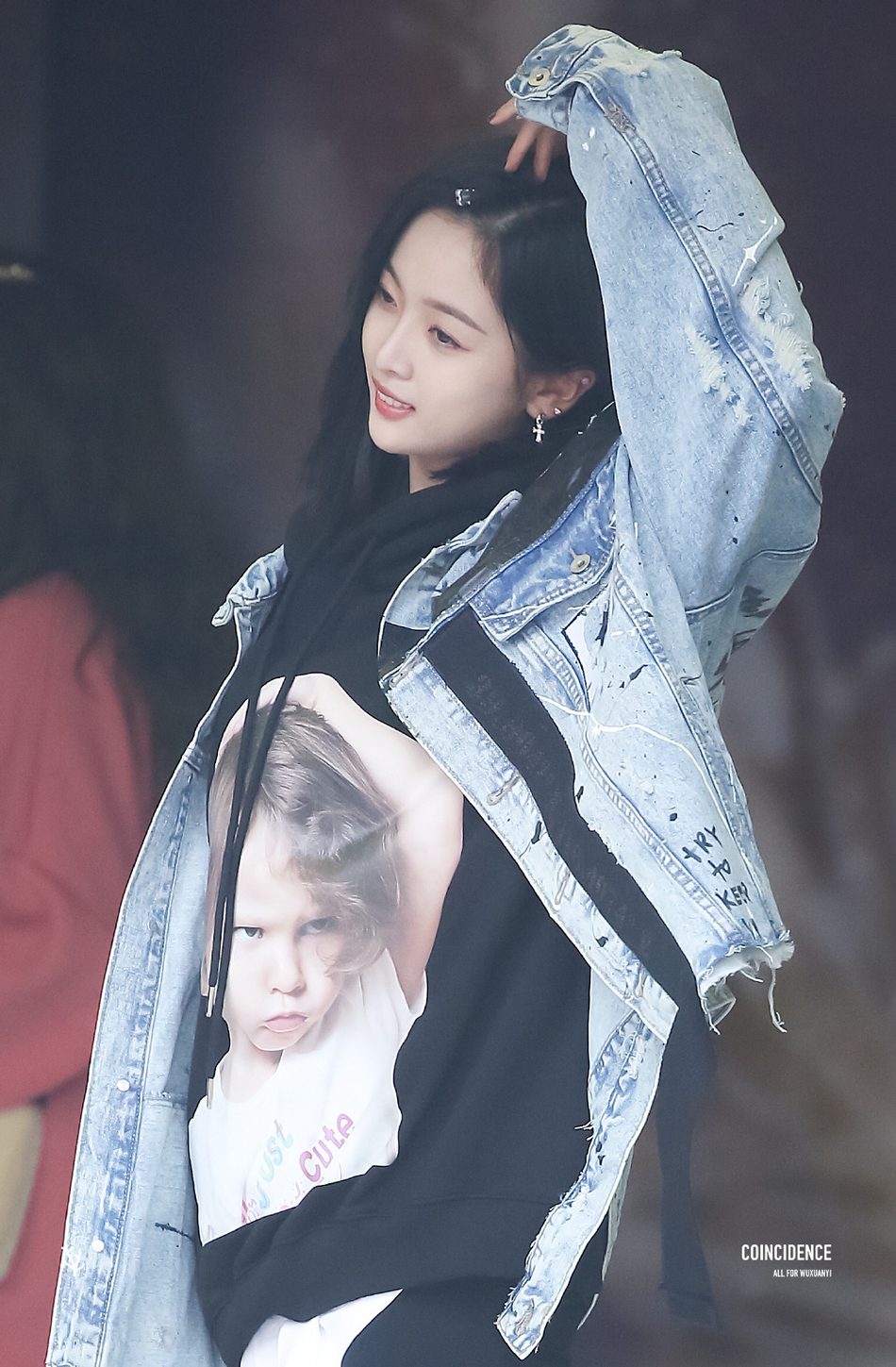 组图吴宣仪穿破洞牛仔衣歪头单手比心与卫衣上女孩姿势神同步
