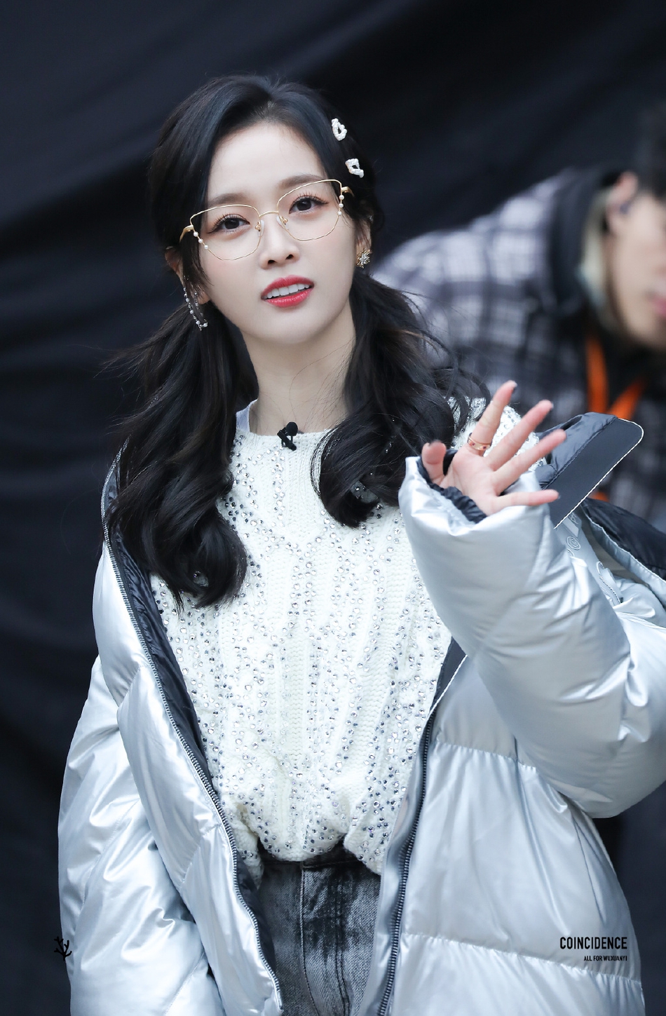 组图:吴宣仪戴珍珠金丝眼镜气质文静 扎双马尾拿气球童心未泯