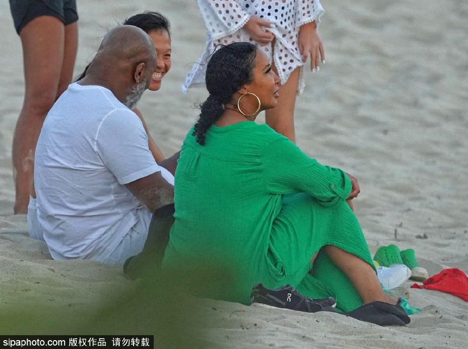 组图：拳王迈克·泰森与妻子海边度假 坐沙滩上热聊十分惬意