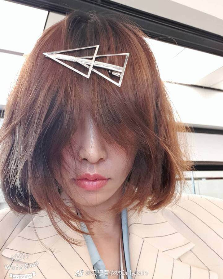 组图:蔡依林凌乱刘海遮面玩自拍 拨开头发大眼睛盯镜头放电