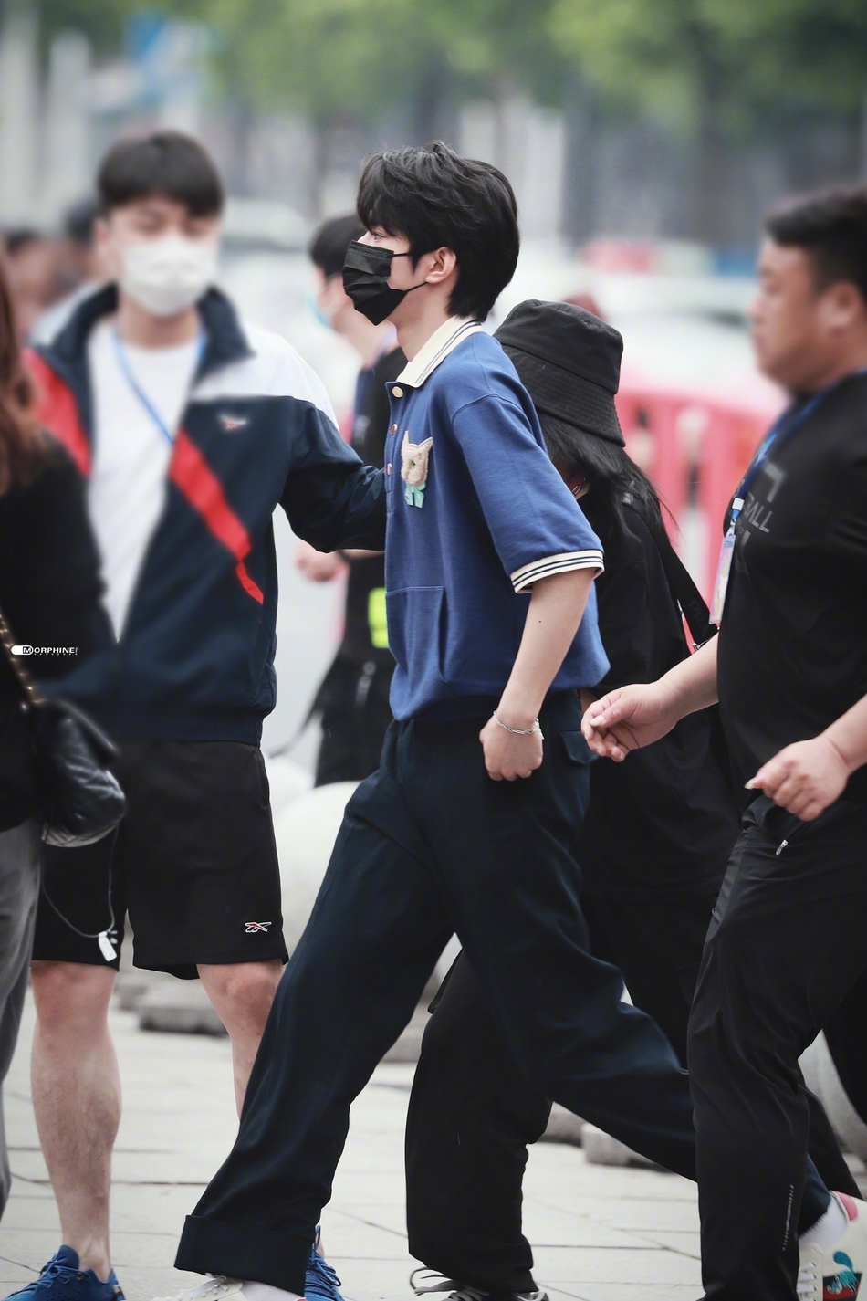 组图:刘耀文最新路透照曝光 蓝色polo衫配休闲裤清爽帅气