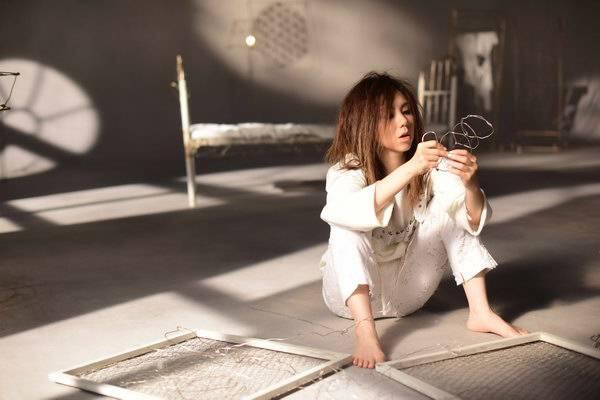 组图:邓紫棋mv花絮照蹲地嗅假花 头发蓬乱眼神恍惚气氛诡谲