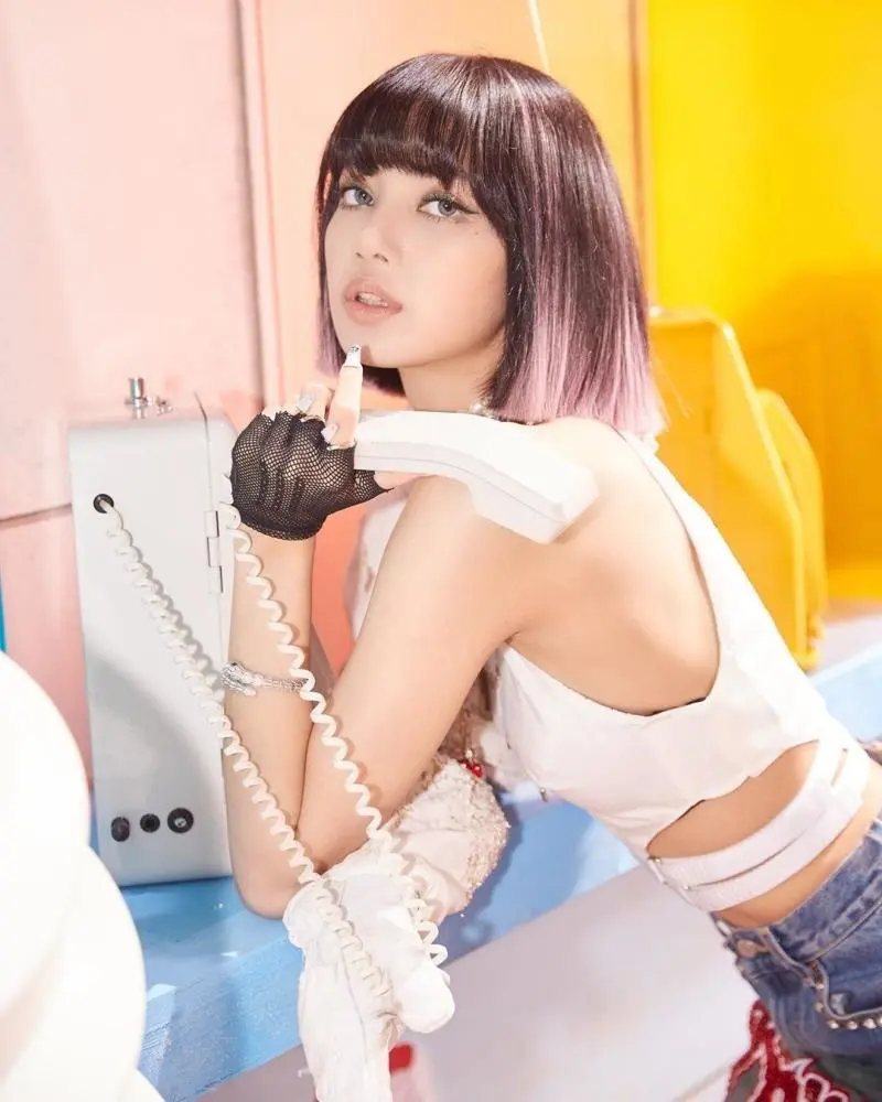組圖：Lisa穿運動小白裙秀性感直角肩 美甲精緻染綠髮清新個性