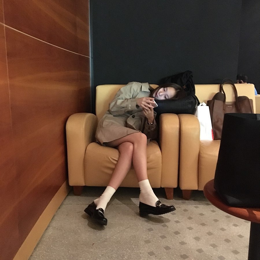 組圖：鄭秀晶穿風衣搭皮鞋英倫範足 玩下衣失蹤秀纖細美腿