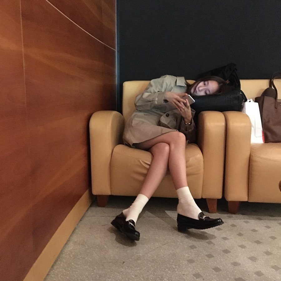 組圖：鄭秀晶穿風衣搭皮鞋英倫範足 玩下衣失蹤秀纖細美腿