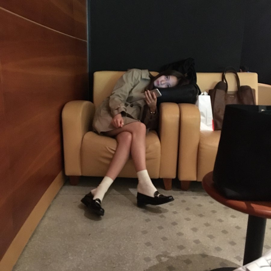 組圖：鄭秀晶穿風衣搭皮鞋英倫範足 玩下衣失蹤秀纖細美腿