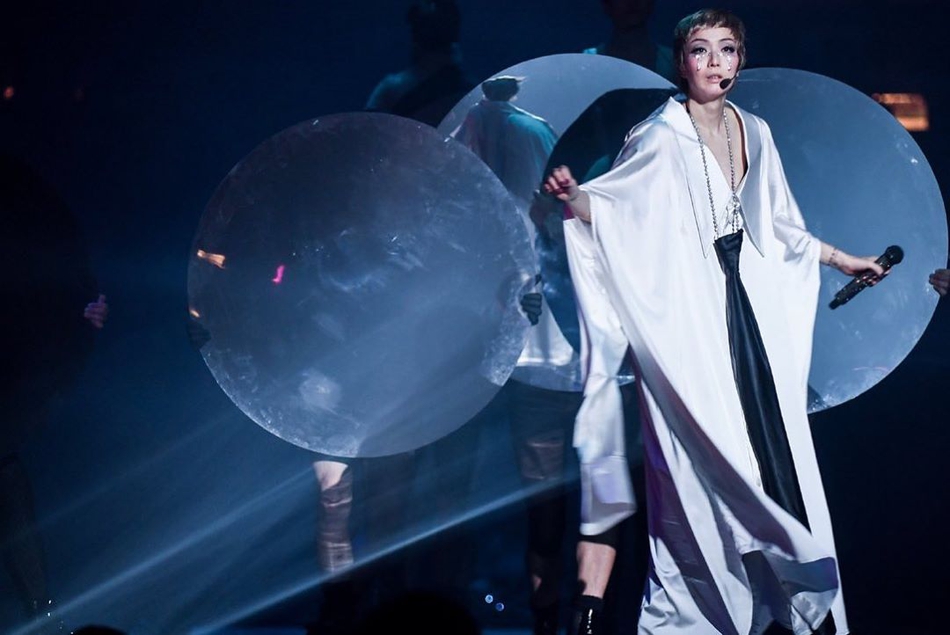 图中三人都面带笑容,妆容精致,郑希文一手搂一个亲密合影留念. 3   组