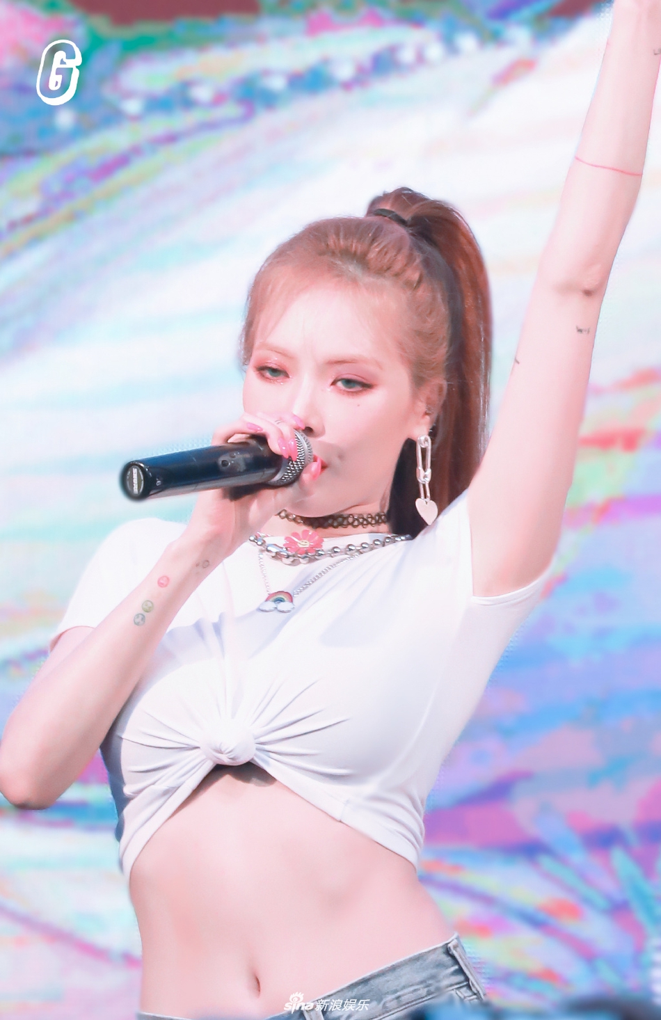 组图:泫雅舞台照穿纯白t恤也能秀身材 卷起衣摆露纤细蛮腰