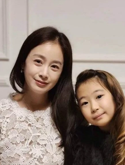 组图：Rain金泰熙为二女儿举办1岁生日宴 二人近照曝光状态佳