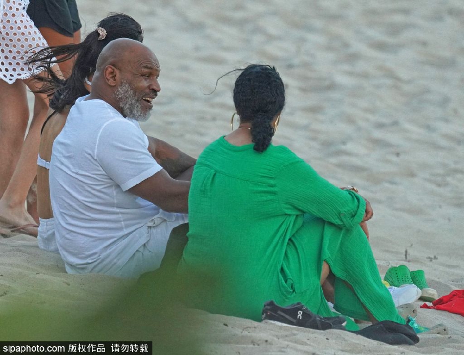 组图：拳王迈克·泰森与妻子海边度假 坐沙滩上热聊十分惬意
