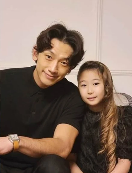 组图：Rain金泰熙为二女儿举办1岁生日宴 二人近照曝光状态佳