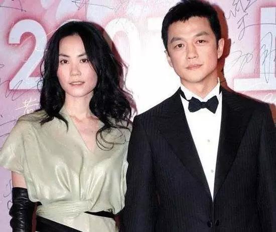 组图：李嫣披长发加狗狗吐舌滤镜卖萌 穿丝质睡衣抱兔子玩偶