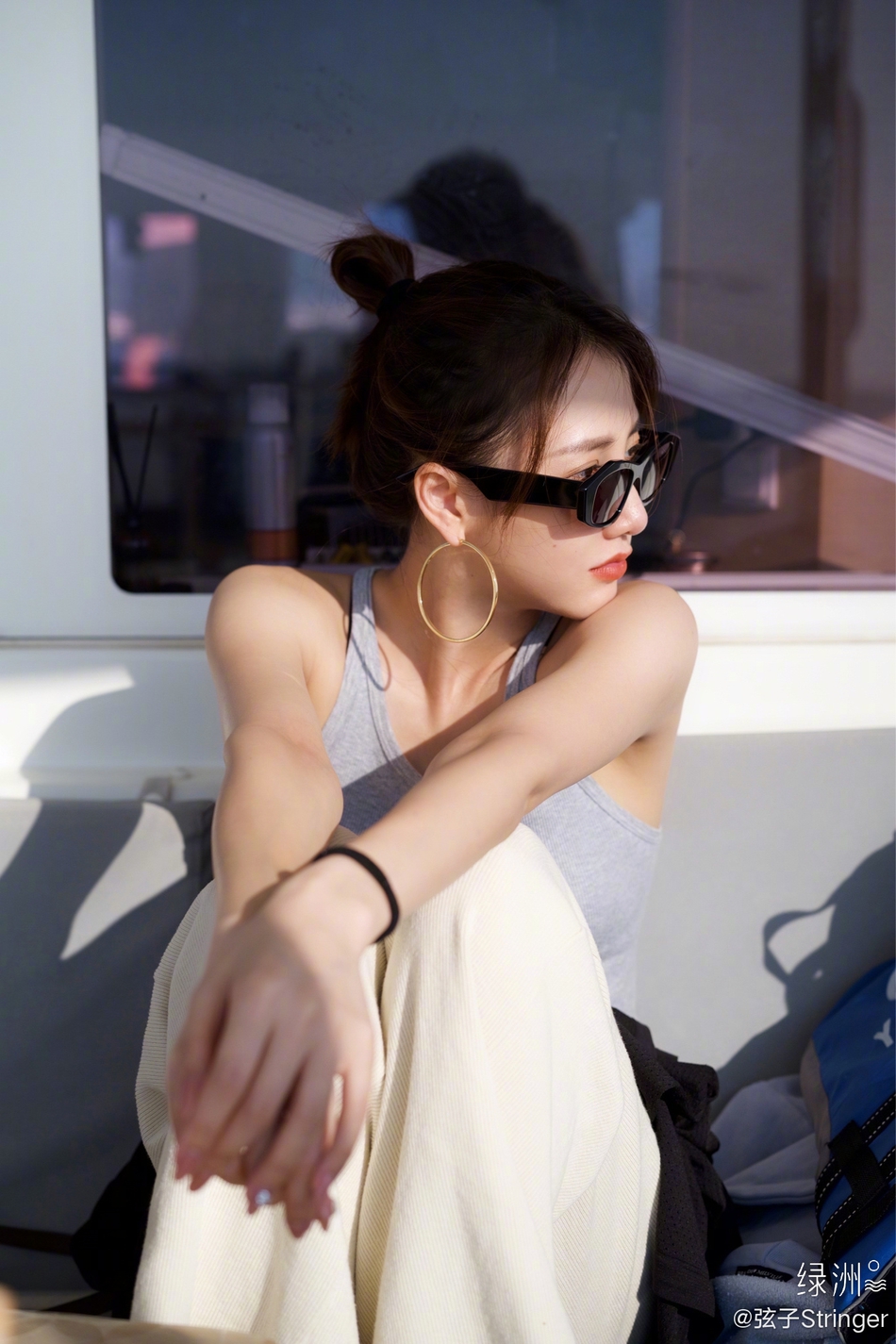 22 11:56:02 10 / 11 新浪娱乐讯 2月21日,弦子在微博晒出乘游艇出海