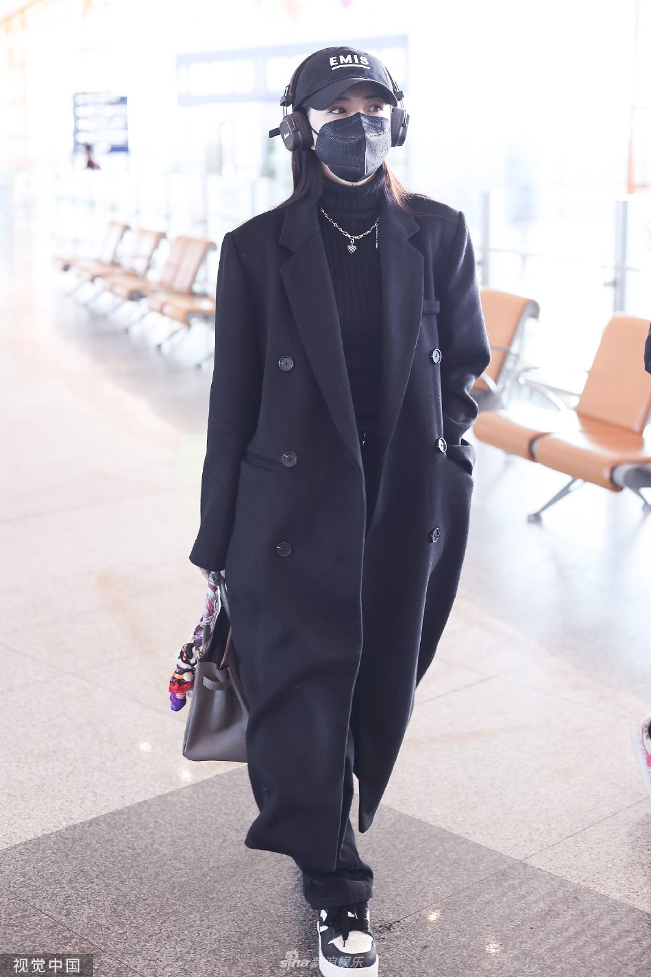 组图：徐璐黑色鸭舌帽搭配西装造型现身机场 边走边给粉丝签名