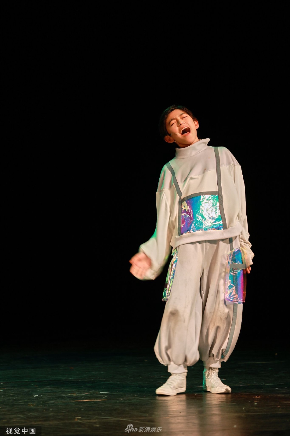 组图：刘烨儿子诺一参演儿童科幻音乐戏剧《本草纲目》
