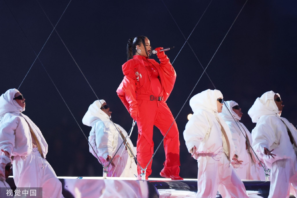组图：蕾哈娜亮相超级碗中场秀 一身红色套装霸气开唱