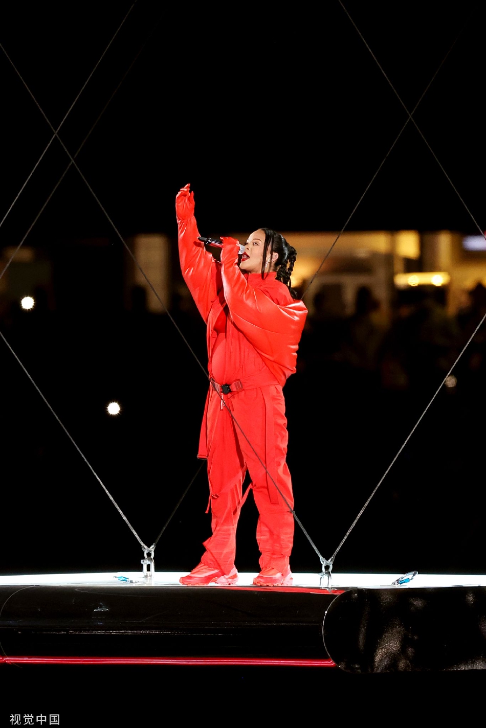 组图：蕾哈娜亮相超级碗中场秀 一身红色套装霸气开唱