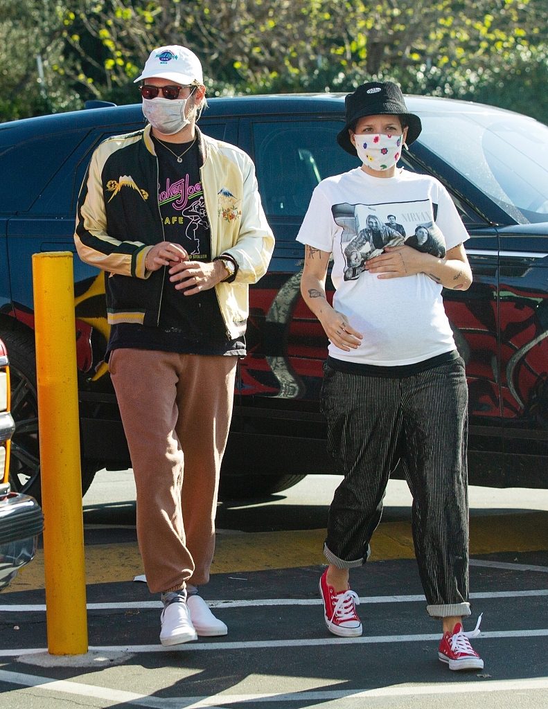 组图海尔希和男友外出购物挺孕肚依旧背包体力超好