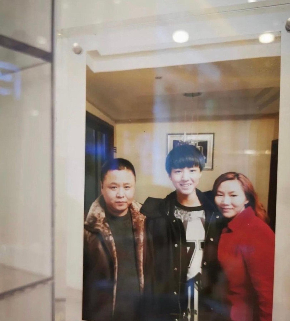 组图:王俊凯父母奶茶店开业生意红火 王源父母送花篮祝贺