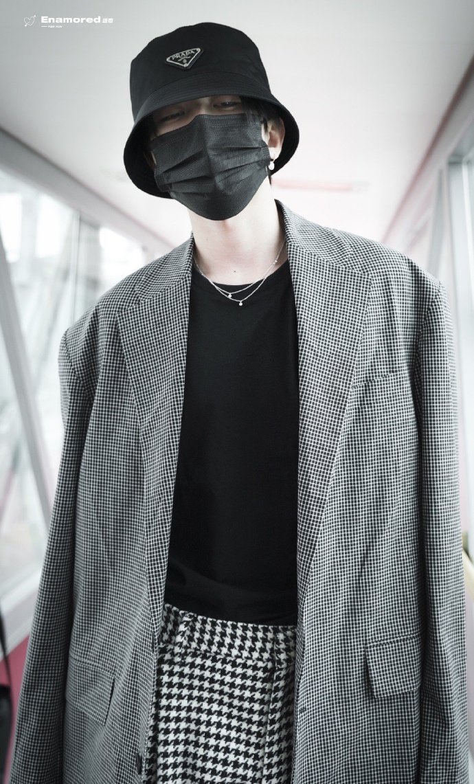 组图:蔡徐坤穿格纹西装现身机场 戴渔夫帽遮面酷帅有型