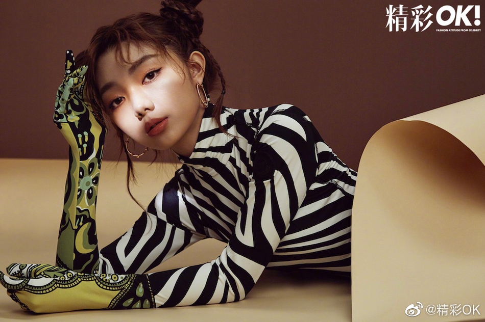 组图:火箭少女李紫婷驾驭斑马纹元素拍大片 双丸子头俏皮可爱