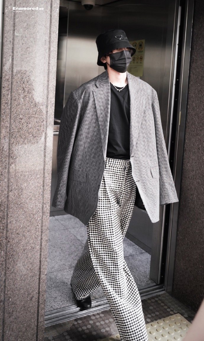 组图蔡徐坤穿格纹西装现身机场戴渔夫帽遮面酷帅有型