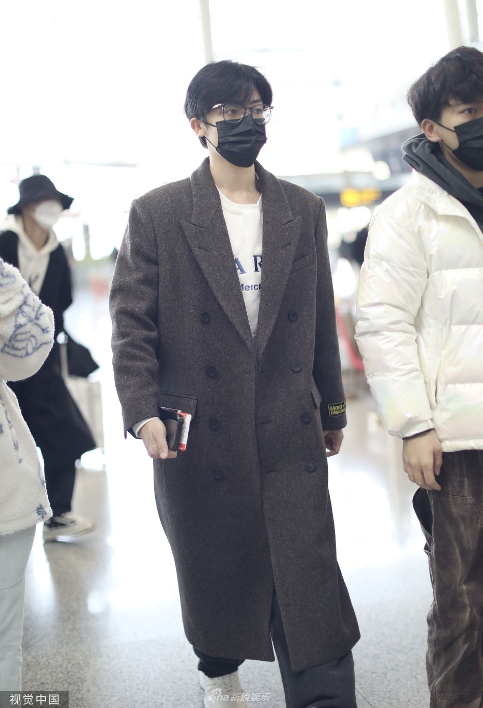 组图：侯明昊现身长沙黄花机场 身穿深灰大衣戴眼镜精致保暖