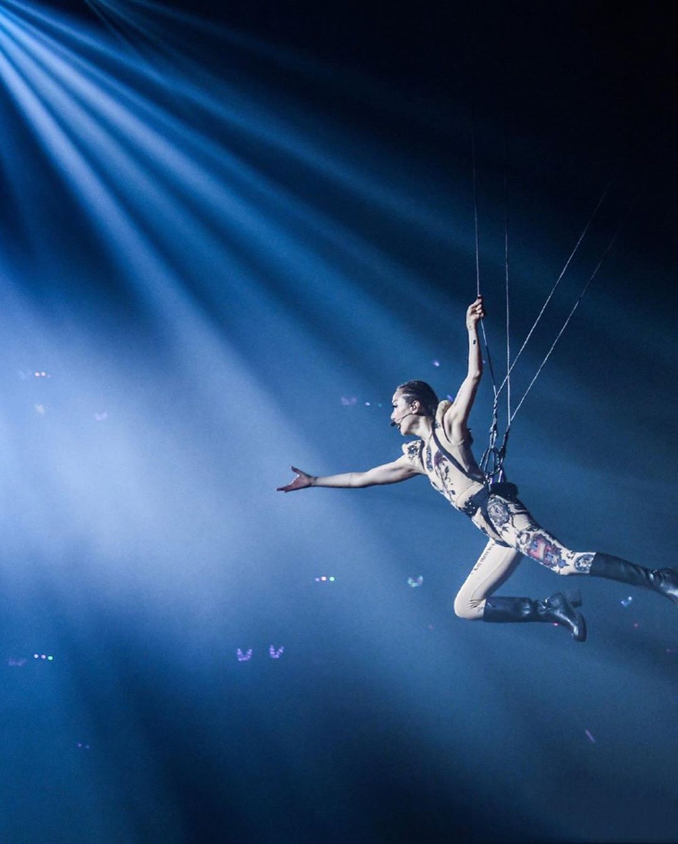 组图:郑秀文演唱会挑战高难度威亚 穿紧身衣空中翻转360度