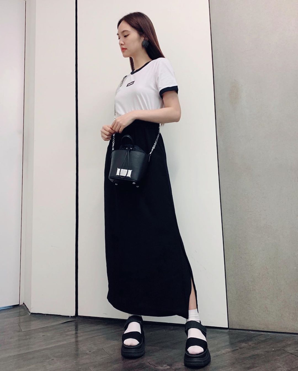 组图:杨丞琳私服黑白搭配简单舒适 用手捧脸作少女娇羞状