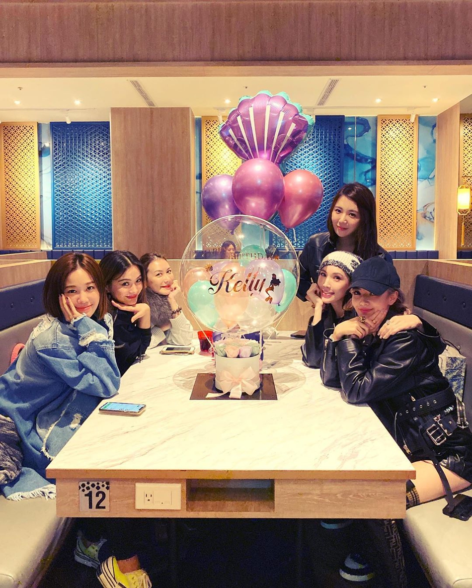 组图:陈若仪与闺蜜聚会提前庆生 江佩蓉懒理陶喆传闻大方出镜