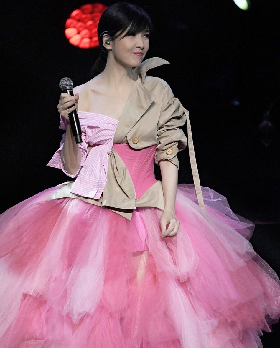 组图:52岁周慧敏穿白色纱裙身材依旧苗条 肌肤白皙气质优雅