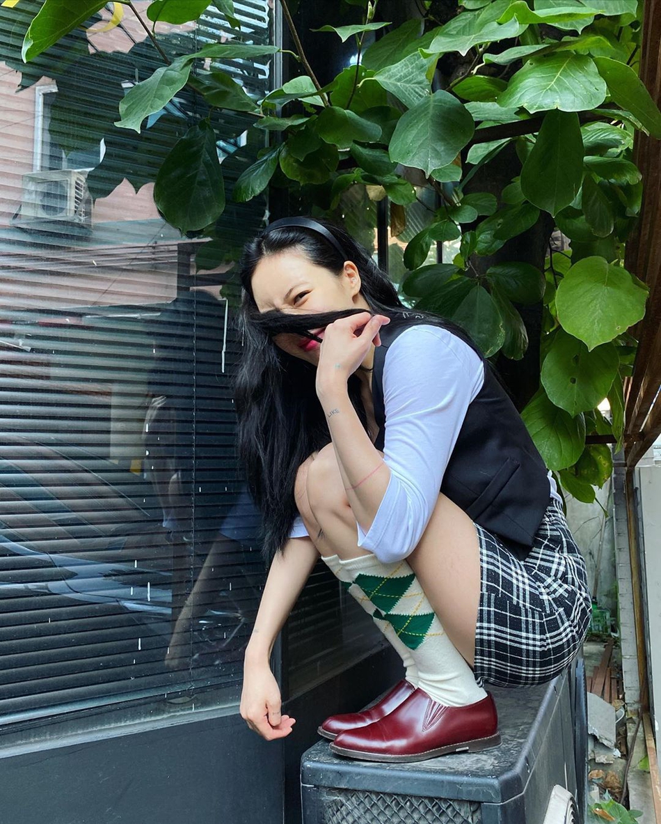 組圖：泫雅學院風造型清新甜美 穿黑白格紋短裙修長美腿搶眼