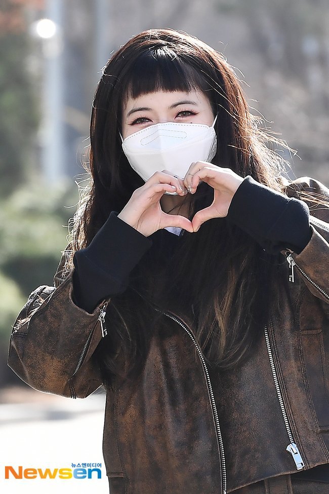 組圖：泫雅穿褐色套裝小皮裙亮相上班路 與粉絲揮手比心超親和