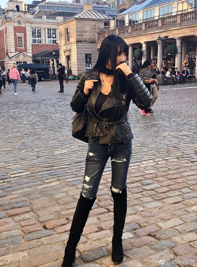 组图:51岁张咪穿紧身皮裤短靴晒美照 细腰长腿状态超好