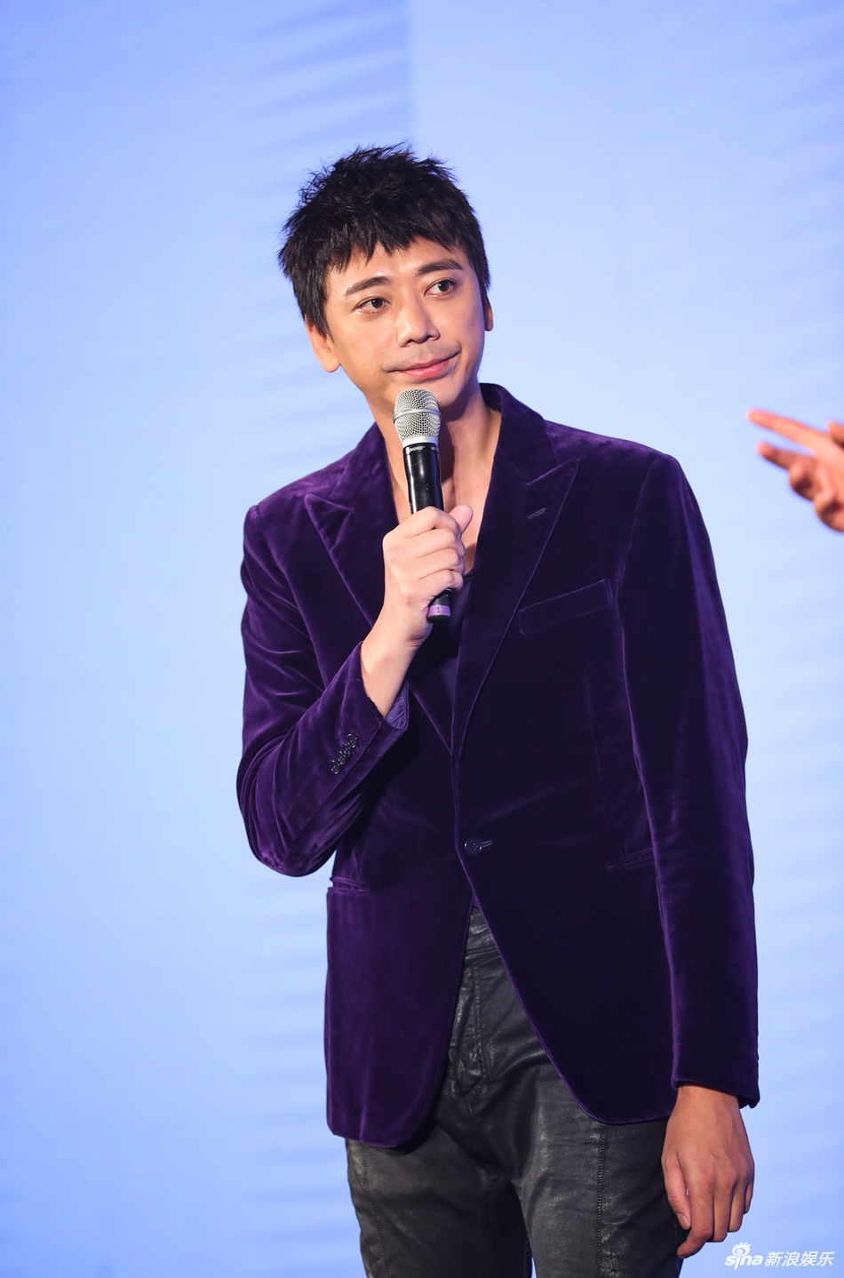 组图:歌手信北京召开新专辑发布会 手搭"金人"与粉丝亲密合影