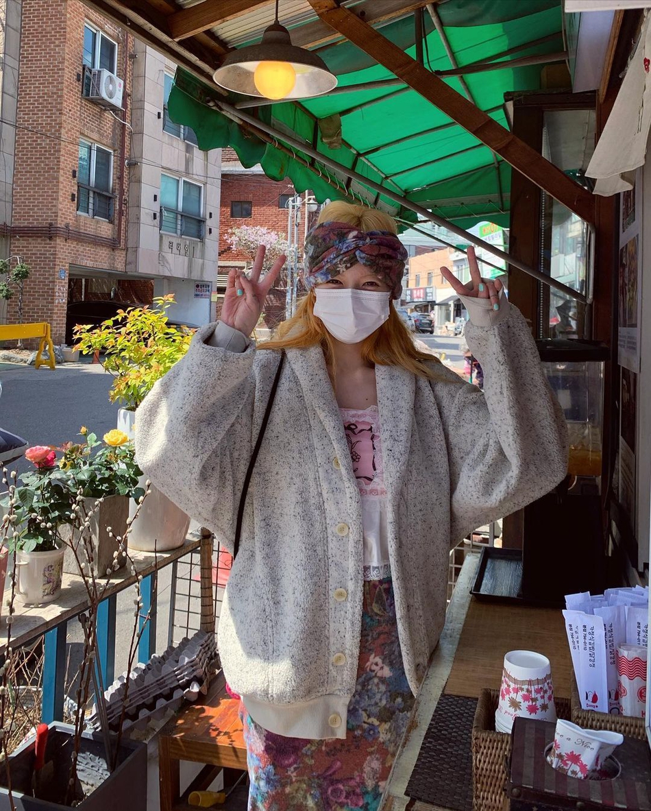 組圖：泫雅穿印花長裙搭吊帶時尚清新 戴同款髮帶造型獨特迷人