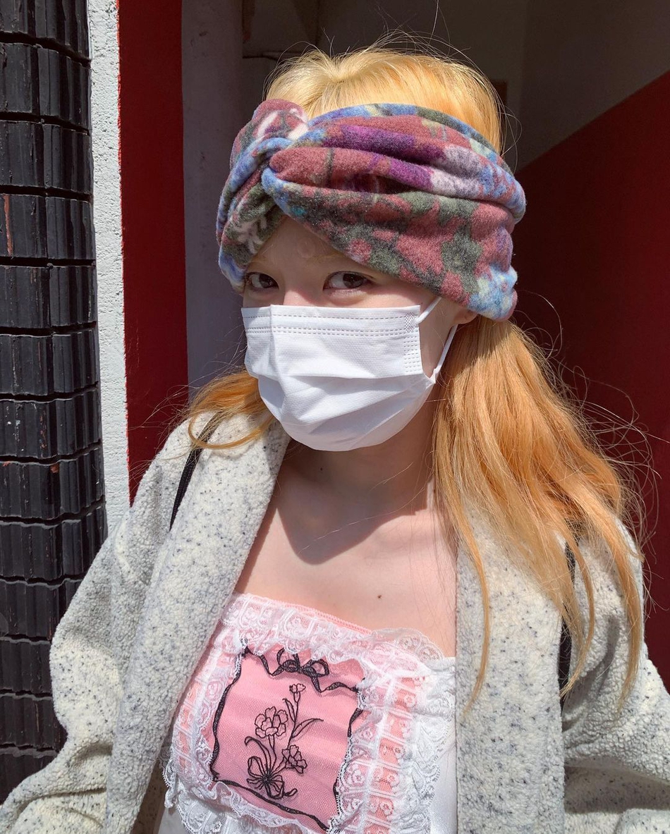 組圖：泫雅穿印花長裙搭吊帶時尚清新 戴同款髮帶造型獨特迷人