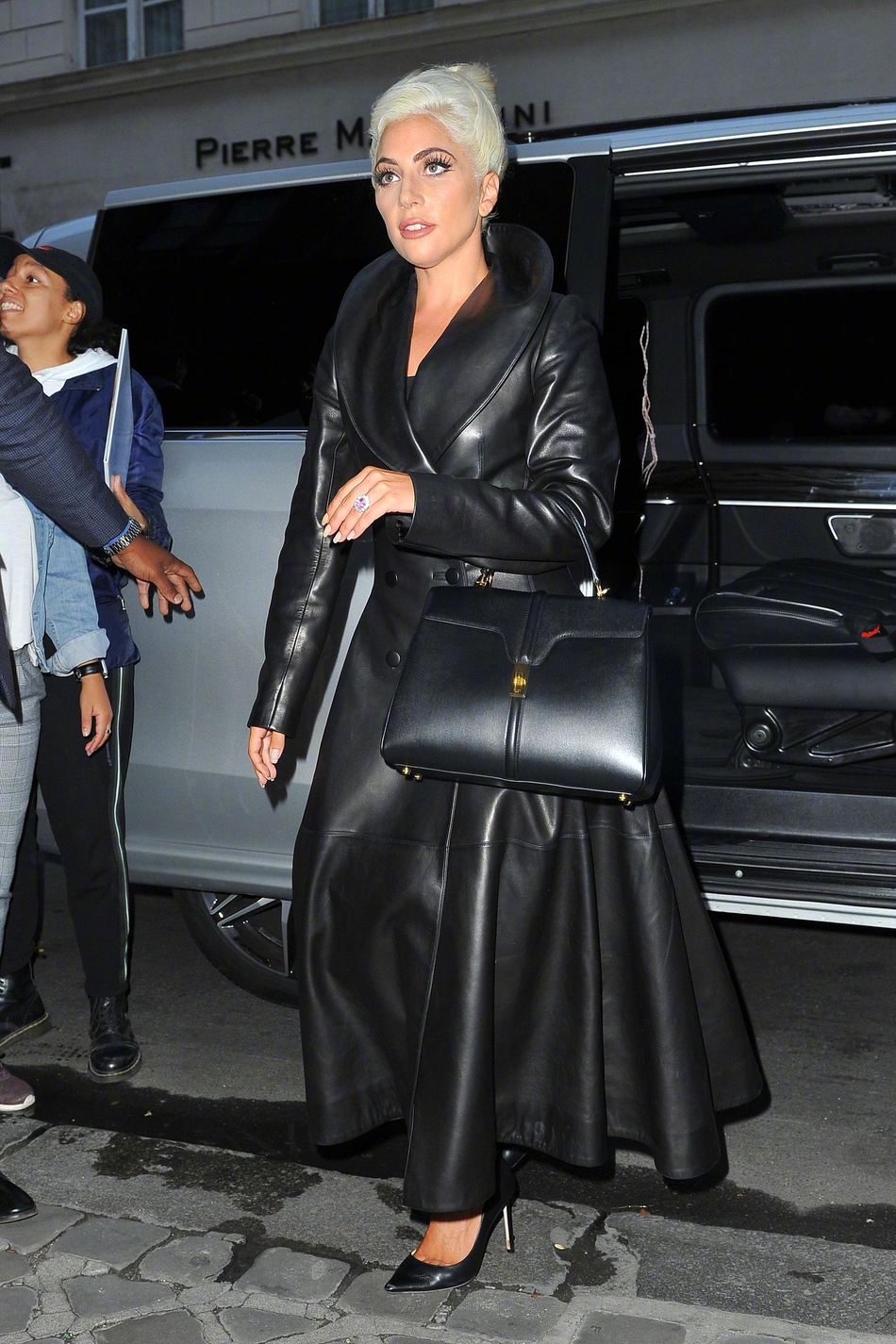 组图:lady gaga穿皮质风衣出街 化浓黑眼线妆容精致炫酷_高清图集