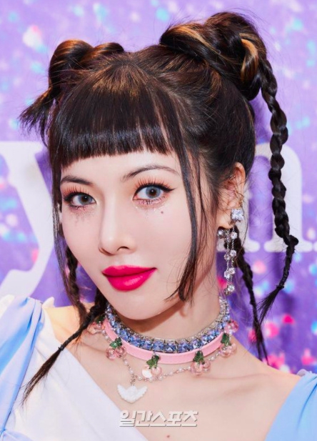 组图：泫雅身穿蓝色蓬蓬裙现身专辑释出会 俏皮双丸子头灵动可爱