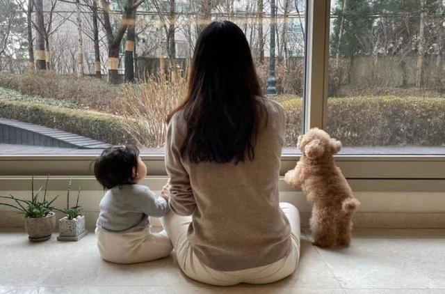組圖：崔智友抱女兒玩跳彈床 裝扮隨意十分接地氣
